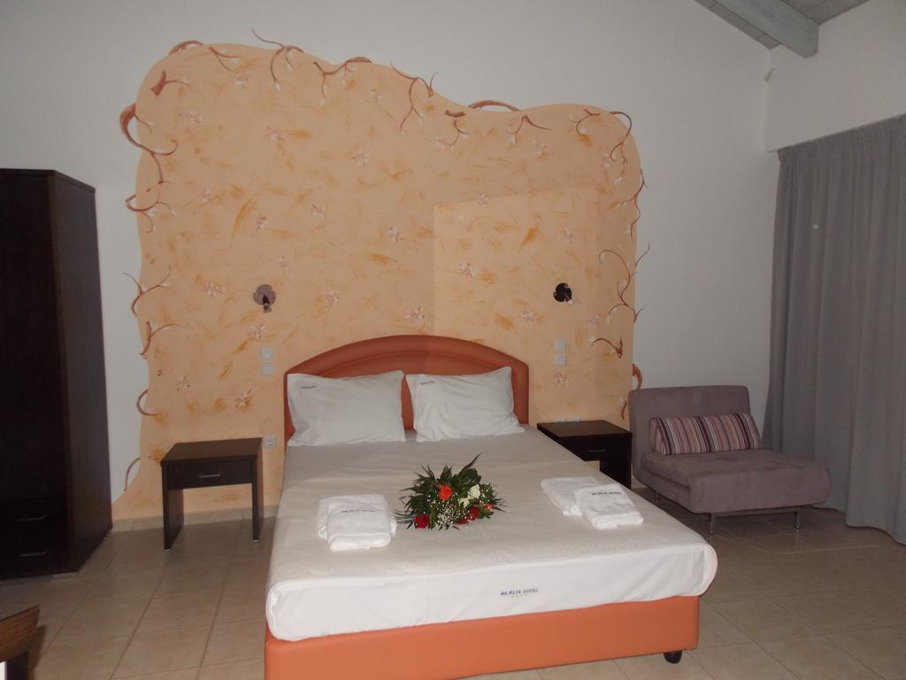 Hotel Theasis Paralia Sergoulas Chambre photo